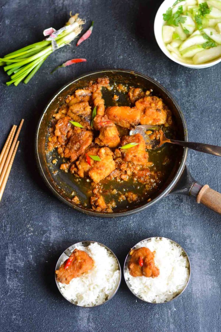 makanan khas vietnam Caramelized Fish in Clay Pot