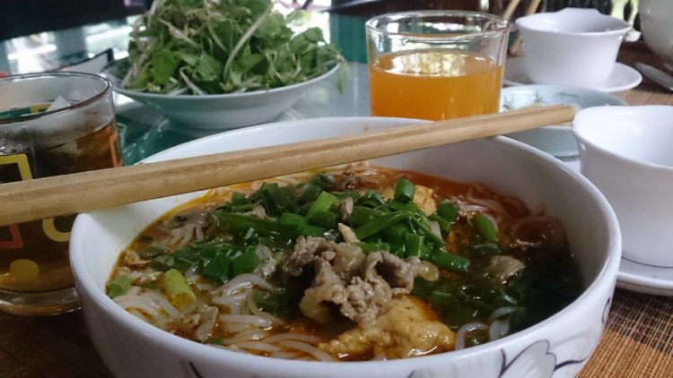 menyantap makanan khas vietnam Mien di