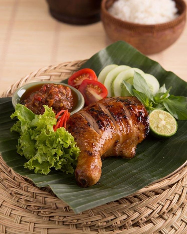 foto makanan khas malaysia ayam bakar