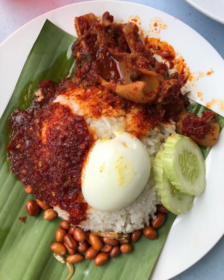 foto makanan khas malaysia nasi lemak