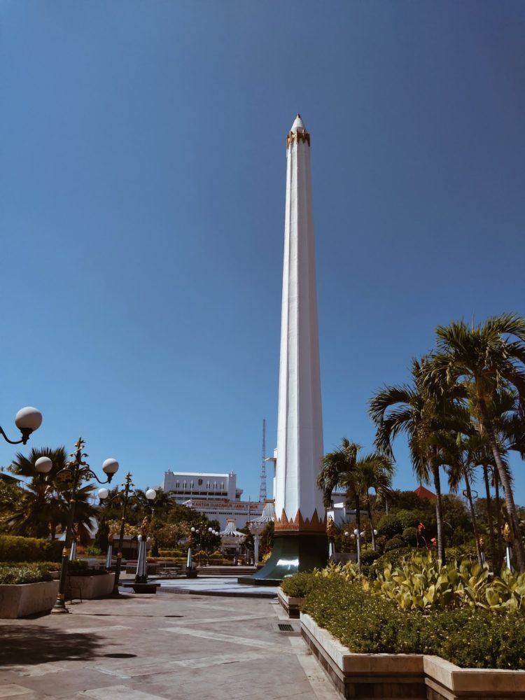 foto monumen 10 november setelah perang surabaya