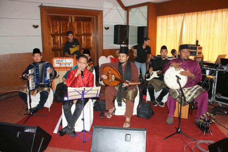 musik iringan tari tandak riau terdiri dari instrumen dan lagu melayu