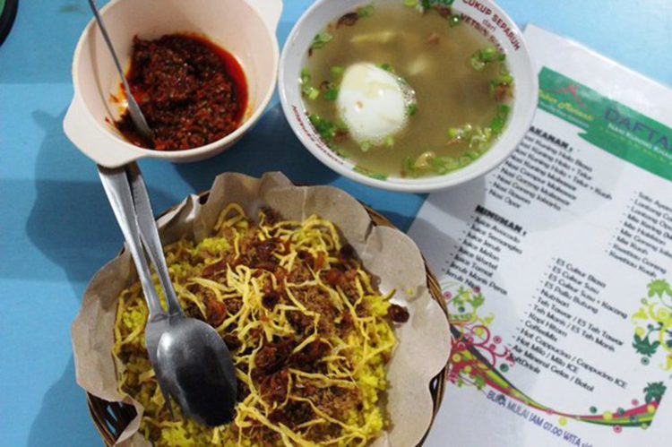 Makanan khas Gorontalo bernama nasi kuning gorontalo yang dimakan dengan kuah kaldu