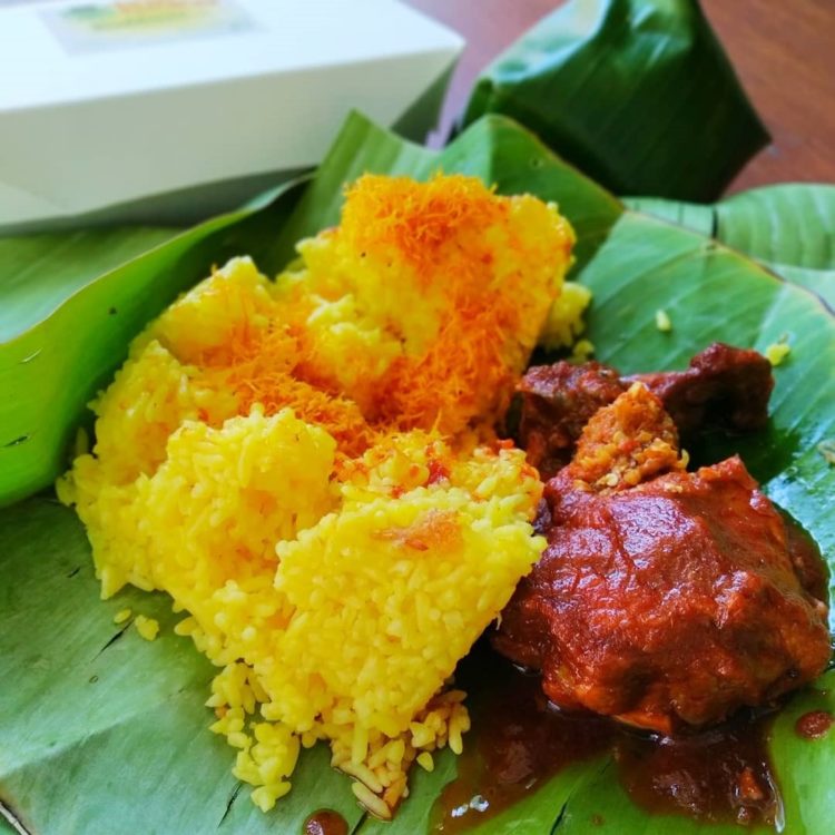 Makanan khas kalimantan Selatan bernama nasi kuning khas Banjarmasin