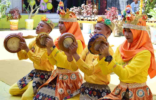 penari tari rangguk ayak perempuan