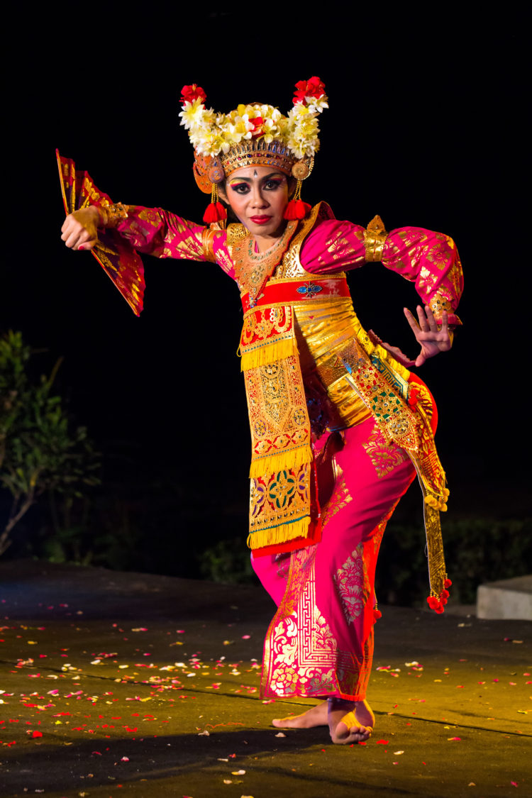 foto penari tari legong baju merah