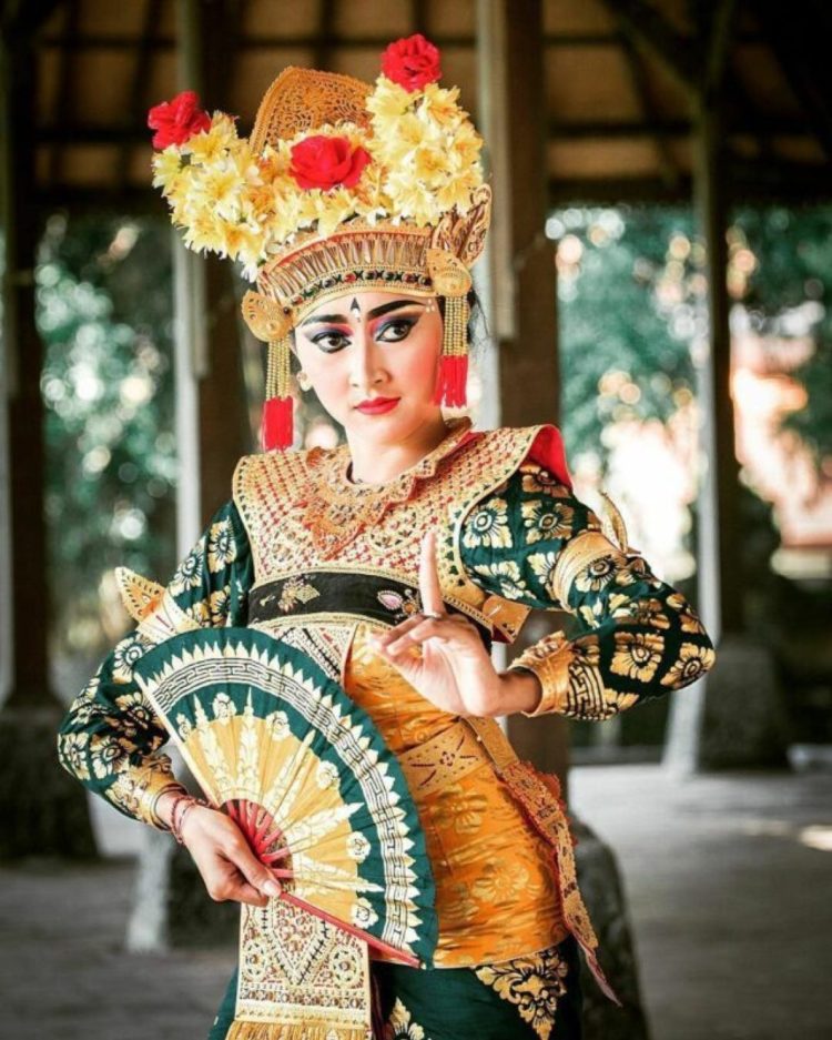 foto penari tari legong warna hijau