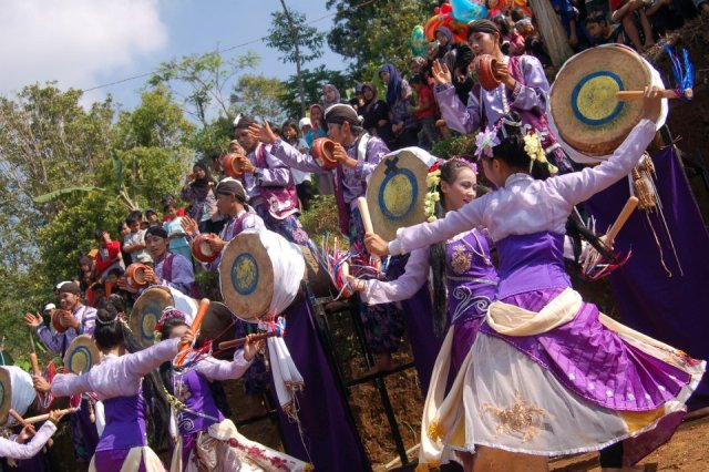 tari rampak dibawakan oleh