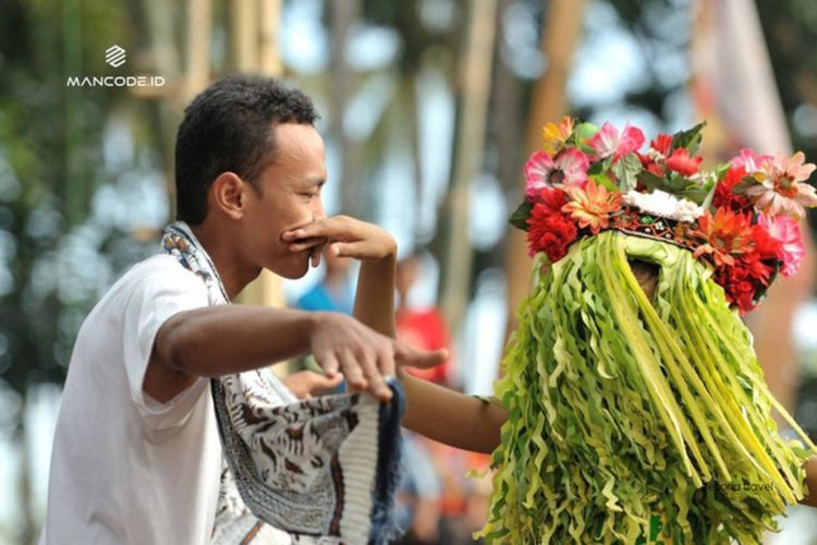 gerakan tari seblang abstrak karena dikendalikan roh leluhur