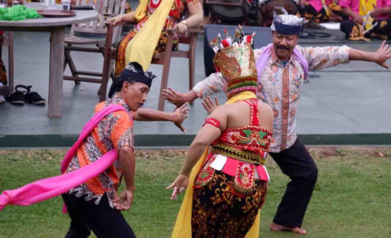 tari gandrung dilakukan berpasangan