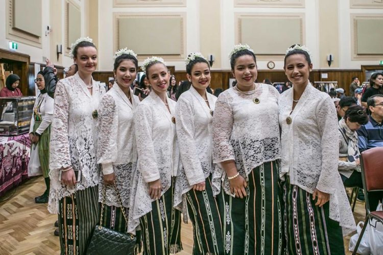 tari lenso ditampilkan di festival