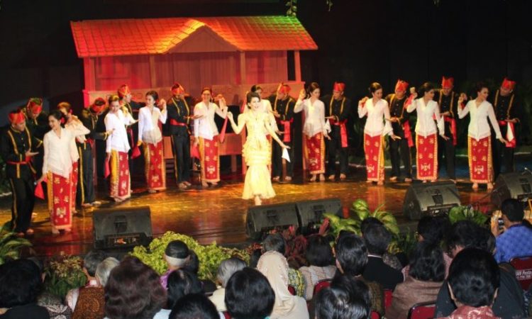 tata panggung untuk tari maengket