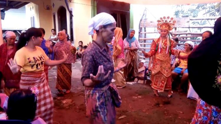 tari andun memiliki pola lantai garis lengkung