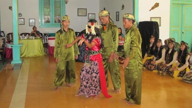 tari sintren memiliki pola lantai yang tidak kompleks