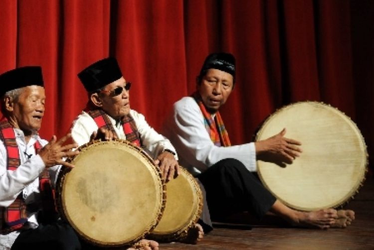 properti musik tari rangguk ayak