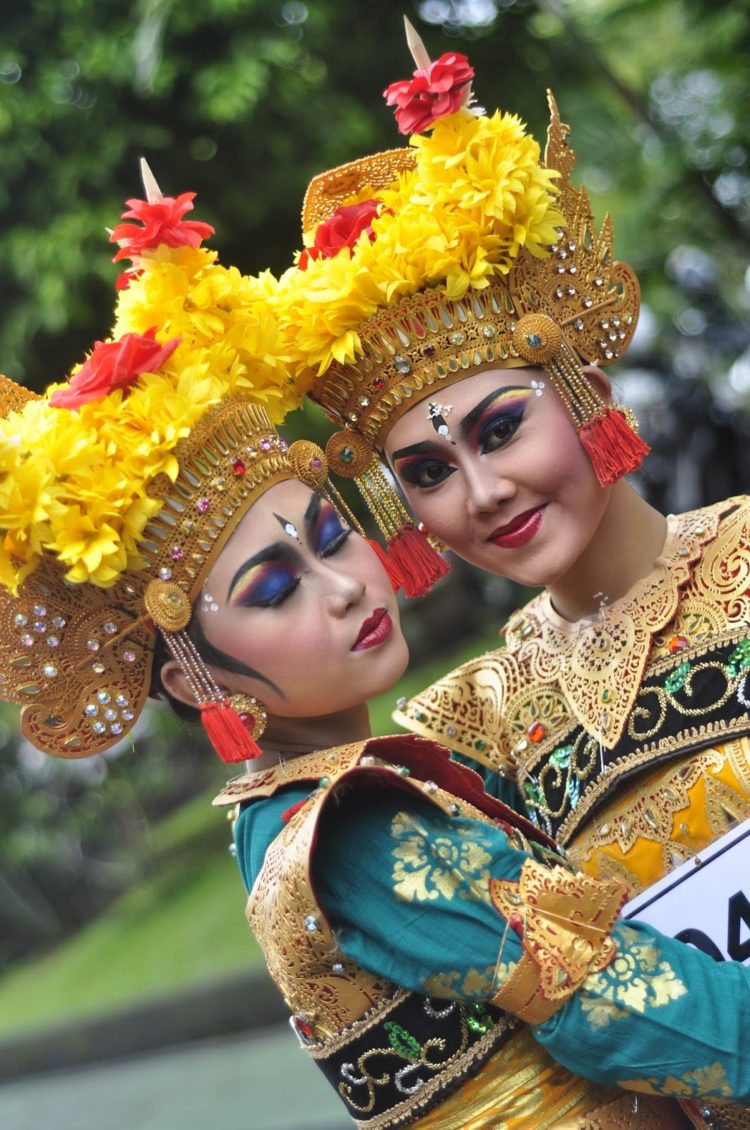 Pola Lantai Tari Saman Dan Tari Legong : Latihan Soal Seni Budaya Kelas 7 Smp Mts