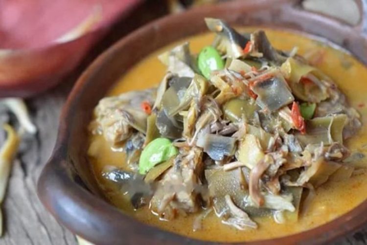Makanan khas Gorontalo dan penjelasannya yang berasal dari jantung pisnag dimasak sayur santan