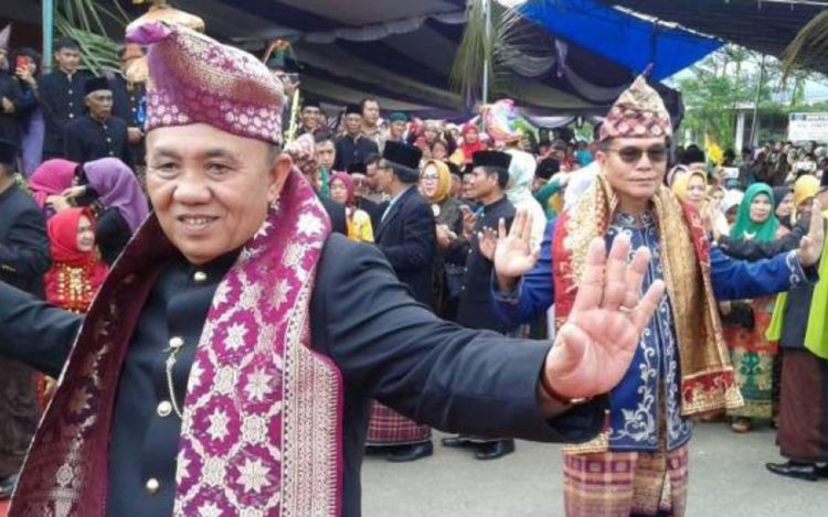 penari laki laki tari andun menggunakan jas