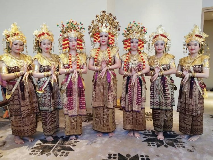 sewet songket merupakan semacam jarit bawahan tari gending sriwijaya