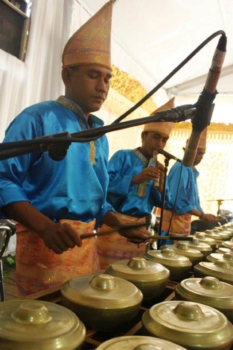 musik pengiring tari randai bernama talempong
