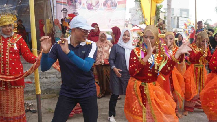 tari adun lelawan oleh bujang dan gadis bengkulu