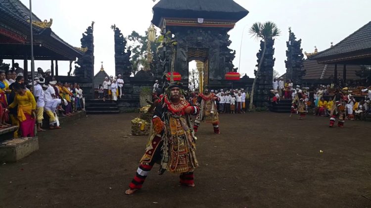 foto tari baris buntal