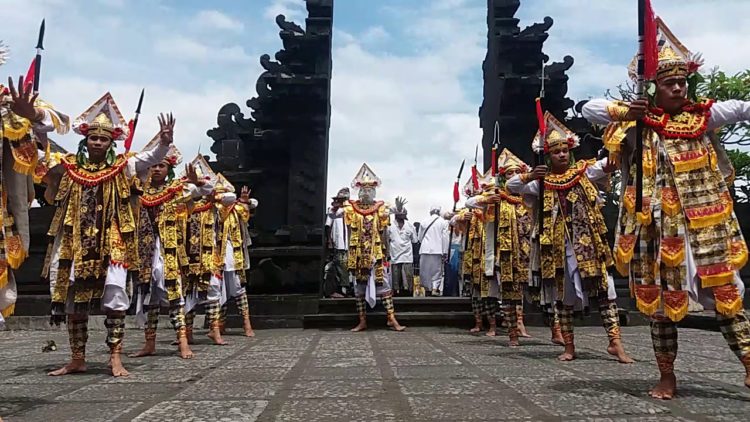 foto tari baris gede