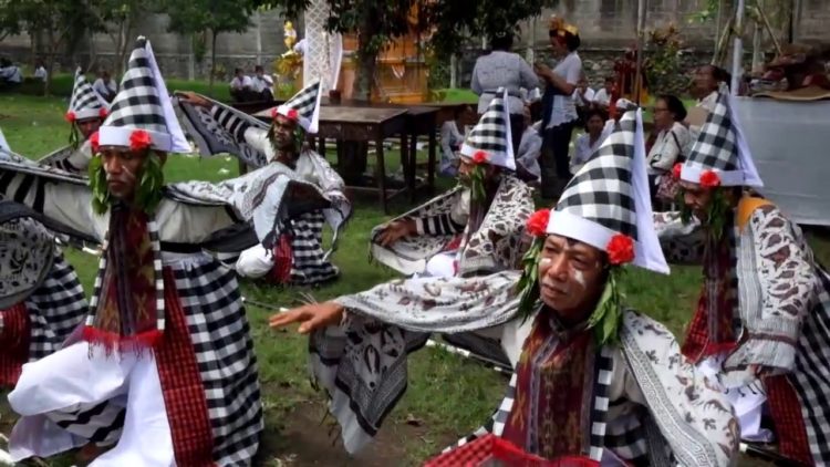 foto tari baris ketekok jago