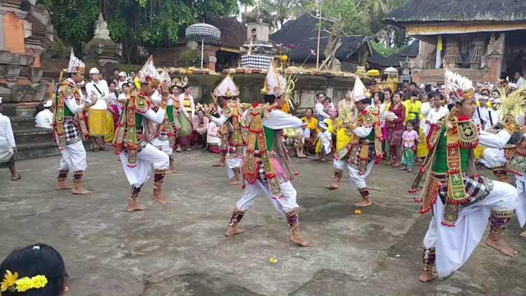 foto tari baris pendet