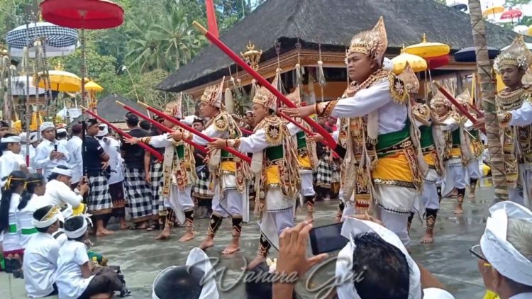 foto tari baris tombak