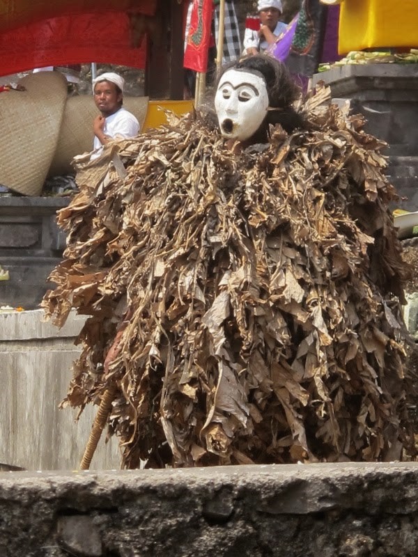 tari barong dan propertinya