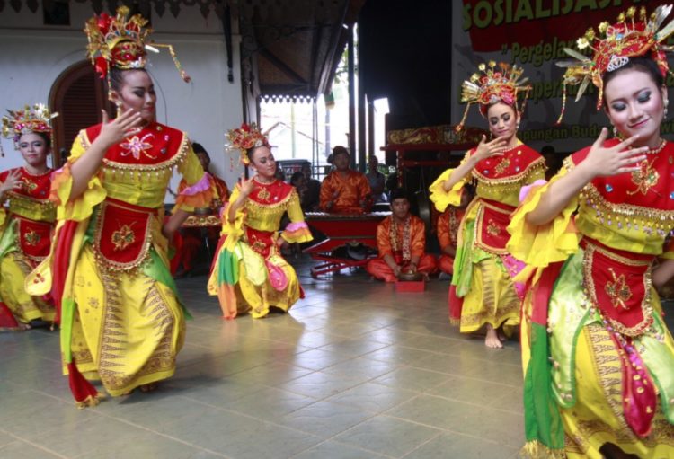 gambar tari betawi nandak ganjen