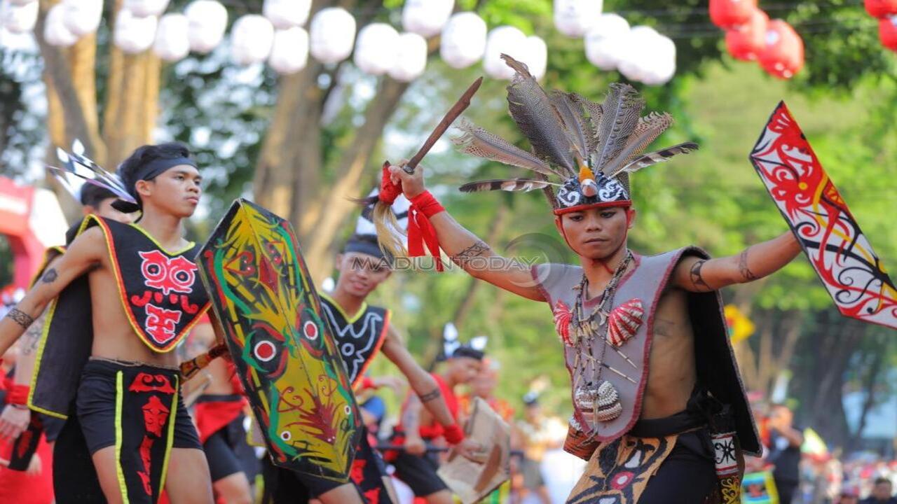 gambar tari dayak