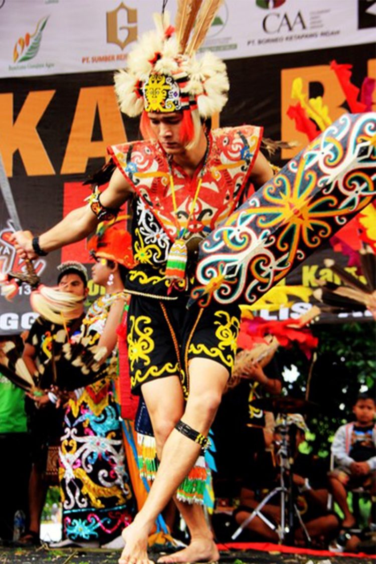 foto tari dayak tari adat ajat temuai datai