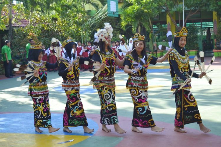 26 Jenis Tari  Dayak  Kalimantan Barat Timur beserta Gambar 