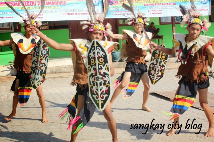 foto tari dayak tari adat pedang mualang