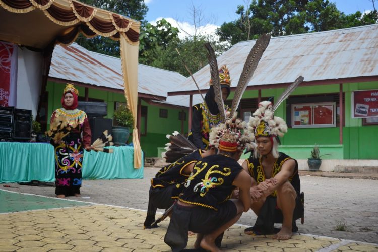 foto tari dayak tari baraga bagantar