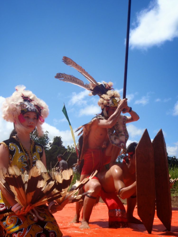 foto tari dayak tari belian bawo