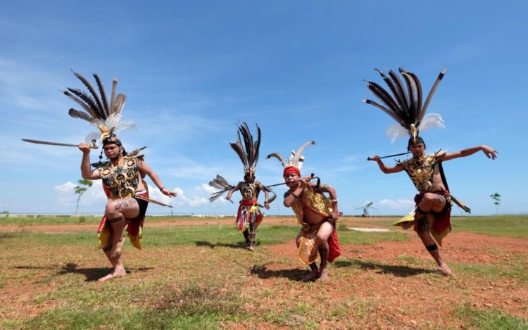 foto tari dayak tari betandik