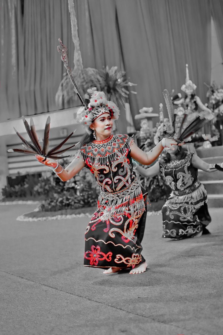 foto tari dayak tari burung enggang