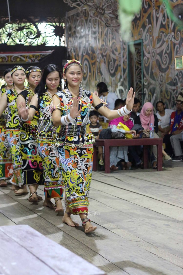 26 Jenis Tari  Dayak  Kalimantan Barat Timur beserta Gambar 