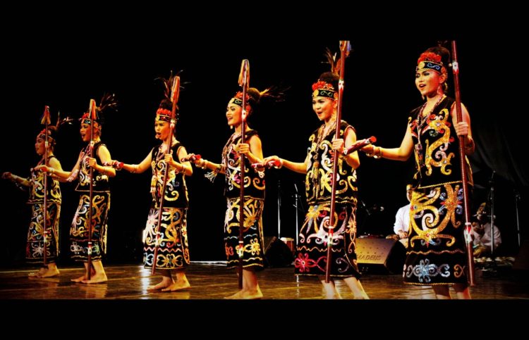 foto tari dayak tari gantar