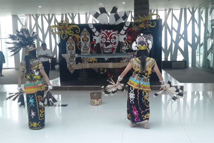 26 Jenis Tari  Dayak Asal Kalimantan Barat Timur GAMBAR 