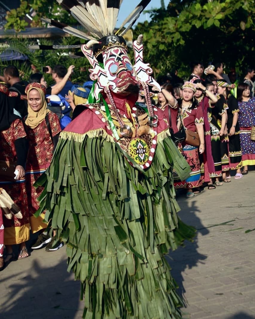 foto tari dayak tari hudoq