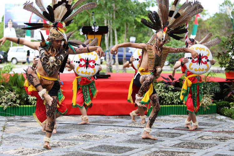 foto tari dayak tari kancet papatai