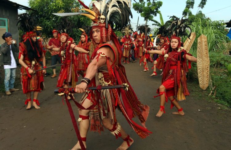 foto tari dayak tari kuyang