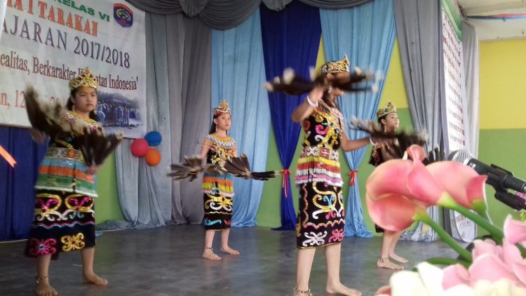 foto tari dayak tari pecuk kina