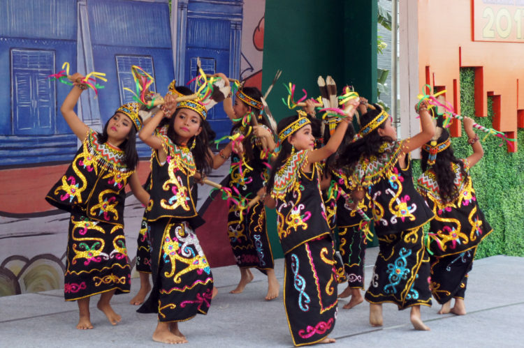 26 Jenis Tari  Dayak  Kalimantan Barat Timur beserta Gambar 