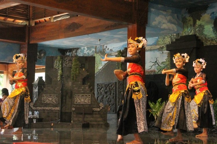 foto tari jawa timur batik pace pacitan