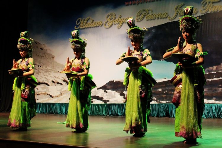 foto tari jawa timur bedoyo wulandaru banyuwangi